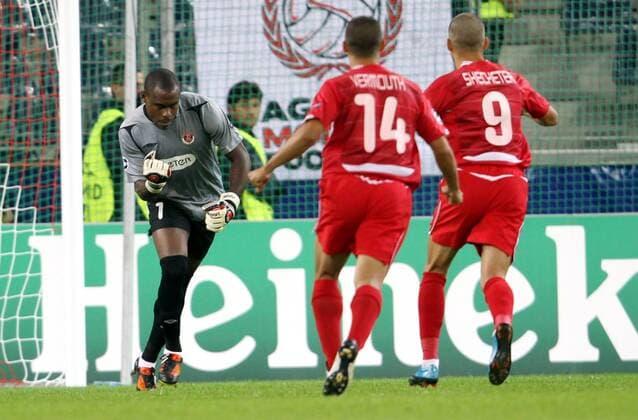 18.08.2010, Salzburg - UEFA Champions League Qualifikation 2010 2011 - Red Bull Salzburg (weiß) vs Hapoel Tel Aviv (rot) 2:3 --- Bild zeigt den Jubel von Vincent Enyeama, Gil Vermouth und Itay Shechter (Tel Aviv, v.li.).  o0 Freude