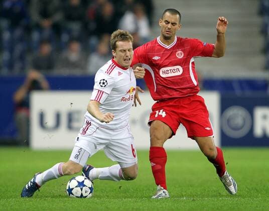 18.08.2010, Salzburg - UEFA Champions League Qualifikation 2010 2011 - Red Bull Salzburg (weiß) vs Hapoel Tel Aviv (rot) 2:3 --- Bild zeigt Christian Schwegler (RBS) und Gil Vermouth (Tel Aviv). 