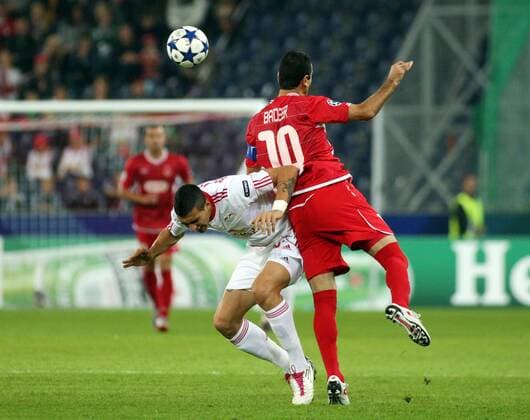 18.08.2010, Salzburg - UEFA Champions League Qualifikation 2010 2011 - Red Bull Salzburg (weiß) vs Hapoel Tel Aviv (rot) 2:3 --- Bild zeigt Joaquin Boghossian (RBS) und Walid Badier (Tel Aviv). 