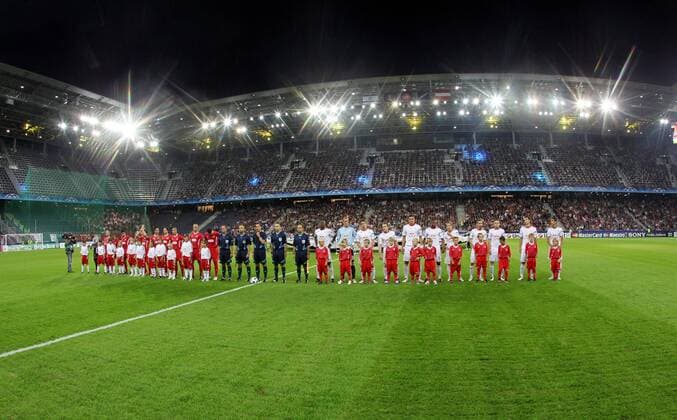18.08.2010, Salzburg - UEFA Champions League Qualifikation 2010 2011 - Red Bull Salzburg (weiß) vs Hapoel Tel Aviv (rot) 2:3 --- Bild zeigt die beiden Mannschaften.  o0 Totale