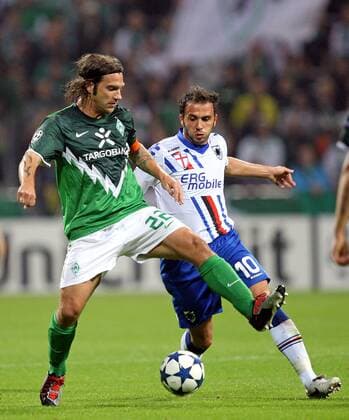 18.08.2010, Fußball Champions League Qualifikation Play-Off, 18.08.2010: SV Werder Bremen - Sampdoria Genua, im Weserstadion Bremen, v.l. Torsten Frings (Werder Bremen) , Giampaolo Pazzini (Sampdoria Genua)