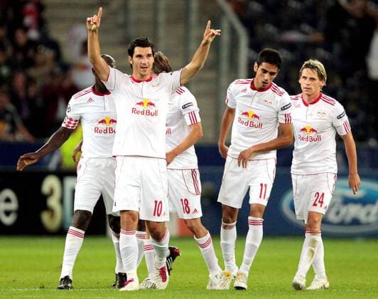18.08.2010, Salzburg - UEFA Champions League Qualifikation 2010 2011 - Red Bull Salzburg (weiß) vs Hapoel Tel Aviv (rot) 2:3 --- Bild zeigt v.li. den Jubel von Nikola Pokrivac, Gonzalo Zarate und Christoph Leitgeb (RBS).  o0 Freude