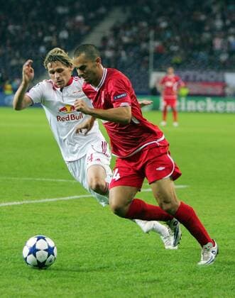 18.08.2010, Salzburg - UEFA Champions League Qualifikation 2010 2011 - Red Bull Salzburg (weiß) vs Hapoel Tel Aviv (rot) 2:3 --- Bild zeigt Christoph Leitgeb (RBS) und Gil Vermut (Tel Aviv). 