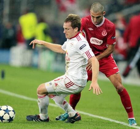 18.08.2010, Salzburg - UEFA Champions League Qualifikation 2010 2011 - Red Bull Salzburg (weiß) vs Hapoel Tel Aviv (rot) 2:3 --- Bild zeigt Christian Schwegler (RBS) und Itay Shechter (Tel Aviv). 