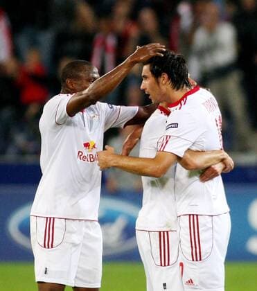18.08.2010, Salzburg - UEFA Champions League Qualifikation 2010 2011 - Red Bull Salzburg (weiß) vs Hapoel Tel Aviv (rot) 2:3 --- Bild zeigt den Jubel von Rabiu Afolabi (li.) und Nikola Pokrivac (RBS).  o0 Freude