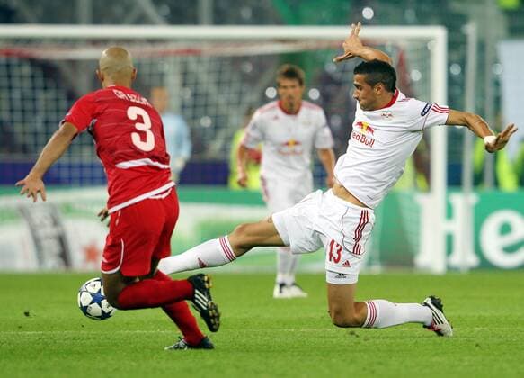 18.08.2010, Salzburg - UEFA Champions League Qualifikation 2010 2011 - Red Bull Salzburg (weiß) vs Hapoel Tel Aviv (rot) 2:3 --- Bild zeigt Douglas da Silva (Tel Aviv) und Joaquin Boghossian (RBS). 