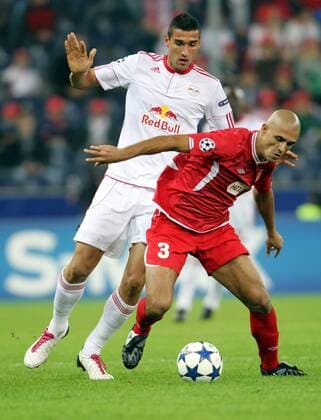 18.08.2010, Salzburg - UEFA Champions League Qualifikation 2010 2011 - Red Bull Salzburg (weiß) vs Hapoel Tel Aviv (rot) 2:3 --- Bild zeigt Joaquin Boghossian (RBS) und Douglas da Silva (Tel Aviv). 