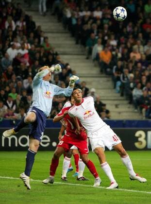 18.08.2010, Salzburg - UEFA Champions League Qualifikation 2010 2011 - Red Bull Salzburg (weiß) vs Hapoel Tel Aviv (rot) 2:3 --- Bild zeigt v.li. Gerhard Tremmel (RBS), Dedi Ben Dayan (Tel Aviv) und Joaquin Boghossian (RBS). 