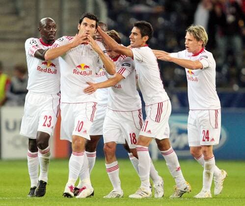 18.08.2010, Salzburg - UEFA Champions League Qualifikation 2010 2011 - Red Bull Salzburg (weiß) vs Hapoel Tel Aviv (rot) 2:3 --- Bild zeigt v.li. den Jubel von Ibrahim Sekagya, Nikola Pokrivac, Dusan Svento, Gonzalo Zarate und Christoph Leitgeb (RBS).  o0 Freude