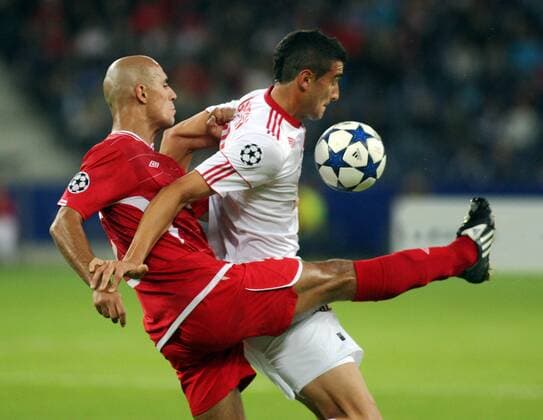 18.08.2010, Salzburg - UEFA Champions League Qualifikation 2010 2011 - Red Bull Salzburg (weiß) vs Hapoel Tel Aviv (rot) 2:3 --- Bild zeigt Douglas da Silva (Tel Aviv) und Joaquin Boghossian (RBS). 
