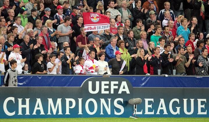 18.08.2010, Salzburg - UEFA Champions League Qualifikation 2010 2011 - Red Bull Salzburg --- Bild zeigt RBS Fans.  o0 Zuschauer Totale Fahne Vereinsfahne Objekte Bande Schriftzug