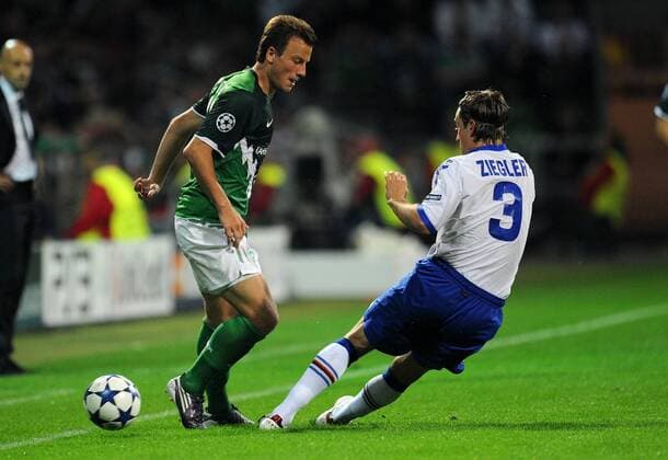 18.08.2010, Bremen - UEFA Champions League Qualifikation 2010 2011 - SV Werder Bremen vs Sampdoria Genua 3:1 --- Philipp BARGFREDE (li, Bremen) gegen Reto ZIEGLER (re, Genua) --- 
