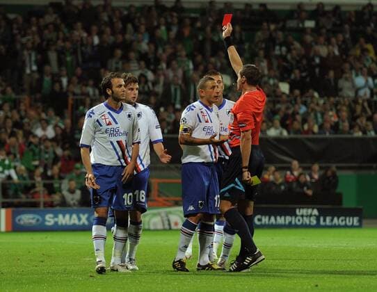 FUSSBALL CHAMPIONS LEAGUE SAISON 2010 2011 PLAY-OFFS HINSPIEL SV Werder Bremen - Sampdoria Genua 18.08.2010 Schiedsrichter Stephane Lannoy (re, FRA) zeigt Stefano Lucchini (nicht im Bild, Sampdoria Genua) die Gelb-Rote Karte; Giampaolo Pazzini, Andrea Poli, Angelo Palombo (v.li. alle Sampdoria Genua) diskutieren mit dem Schiedsrichter 
