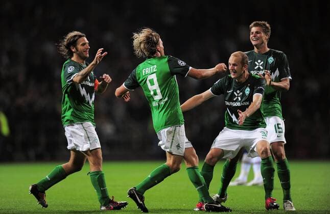FUSSBALL CHAMPIONS LEAGUE SAISON 2010 2011 PLAY-OFFS HINSPIEL SV Werder Bremen - Sampdoria Genua 18.08.2010 JUBEL Bremen, Torsten Frings, Torschütze zum 1-0 Clemens Fritz, Petri Pasanen und Sebastian Proedl (v.li.)  o0 Freude