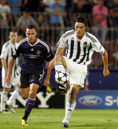 18.08.2010, Belgrad - UEFA Champions League Qualifikation 2010 2011 - Partizan Belgrad vs RSC Anderlecht 2:2 --- Cleo (R) (Partizan) und Jan Lecjaks (L) (Anderlecht) : 