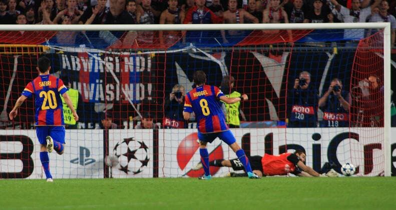 18.08.2010, Basel - UEFA Champions League Qualifikation 2010 2011 - FC Basel (rote Streifen) vs Sheriff Tiraspol (gelb) 1:0 --- Torwart Vladislav Stoyanov (Tiraspol) hält den Elfmeter von Benjamin Huggel (FC Basel) o0 Abwehr 