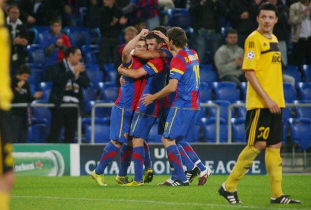18.08.2010, Basel - UEFA Champions League Qualifikation 2010 2011 - FC Basel (rote Streifen) vs Sheriff Tiraspol (gelb) 1:0 --- Torjubel vl. Xherdan Shaqiri , Valentin Stocker und David Angel Abraham (FC Basel) o0 Jubel Freude 