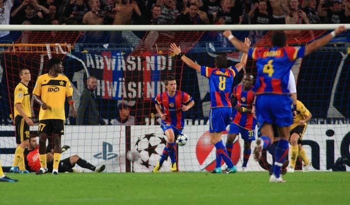 18.08.2010, Basel - UEFA Champions League Qualifikation 2010 2011 - FC Basel (rote Streifen) vs Sheriff Tiraspol (gelb) 1:0 --- Valentin Stocker (mitte) trifft zum 1:0 . Benjamin Huggel und Cagdas Atan jubeln (alle FC Basel) o0 Jubel Freude 