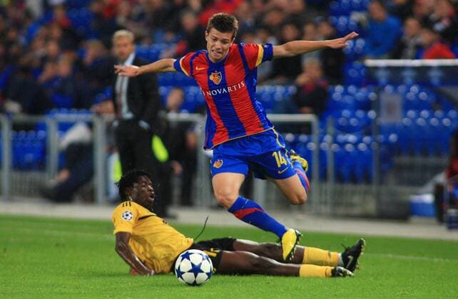 18.08.2010, Basel - UEFA Champions League Qualifikation 2010 2011 - FC Basel (rote Streifen) vs Sheriff Tiraspol (gelb) 1:0 --- Valentin Stocker (oben, FC Basel) gegen Florent Rouamba (Tiraspol) 