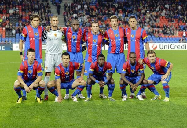 18.08.2010, Basel - UEFA Champions League Qualifikation 2010 2011 - FC Basel, hi.v.li.: Benjamin Huggel, Torwart Franco Costanzo, Jacques Zoua, Alexander Frei, David Angel Abraham und Cagdas Atan; vorn: Valentin Stocker, Behrang Safari, Samuel Inkoom, Gilles Yapi und Xherdan Shaqiri (FC Basel) ---  o0 Totale