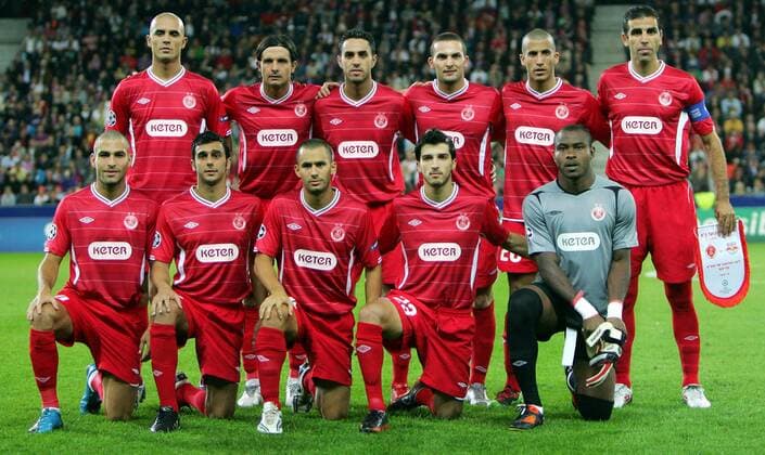 FUSSBALL - Hapoel Tel Aviv FC. Mannschaftbild von Tel Aviv mit Douglas, Dedi Ben Dayan, Eran Zahavy, Ben Sahar, Avihay Yadin, Walid Badir (hinten von links); Itay Shechter, Yossi Shivhon, Gil Vermouth, Omri Kende und Vincent Enyeama (Tel Aviv). Keyword: Mannschaftsfoto. 