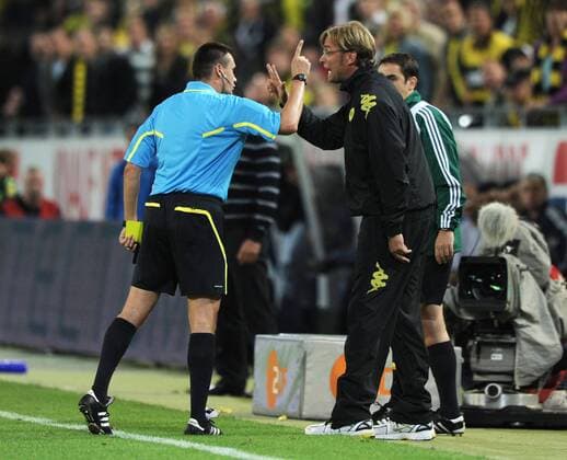 Trainer Juergen Klopp (Borussia Dortmund), rechts, diskutiert mit Schiedsrichter Pavel Cristian Balaj, 19.08.2010, Fussball, Saison 2010-2011, Europa League Qualifikation, Borussia Dortmund BVB vs. FK Karabakh Agdam 4-0, o0 reklamieren, beschweren, meckern,