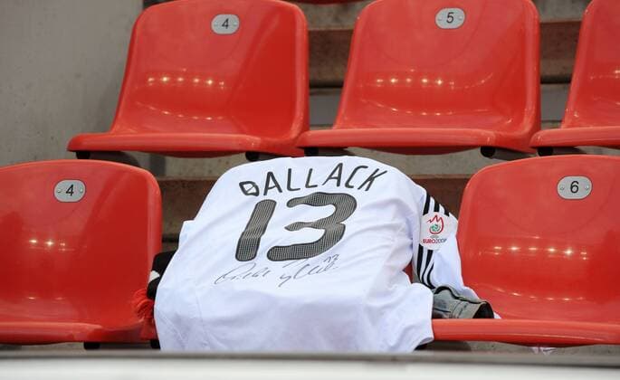 Nationalmannschaftstrikot von Michael Ballack (Bayer 04 Leverkusen) auf der Tribüne, 19.08.2010, Fussball, Saison 2010-2011, Europa League Qualifikation, BAYER 04 LEVERKUSEN - SC TAVRIYA SIMFEROPOL, o0 Nationaltrikot, Schriftzug Objekte Trikot
