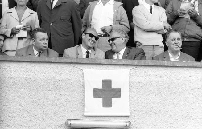 Bundestrainer Helmut Schön (BR Deutschland, 2. v. li.) als Zuschauer auf der Tribüne Fußball 1. BL Herren Saison 1965 1966, TSV 1860 München - FC Bayern München 1:0 Gruppe München Freude,