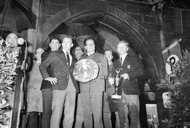 Fußball, TSV 1860 München, Deutscher Meister 1966 Zeljko Perusic (re.) und Peter Grosser (li., beide 1860) - Empfang am Münchner Rathaus nach dem Gewinn der deutschen Meisterschaft 1965 1966, in der Mitte Oberbürgermeister Hans Jochen Vogel (SPD) Fußball 1. BL Herren Saison 1965 1966, TSV 1860 München, Deutscher Meister, Meisterschaft, Meisterfeier, Feier, Sieg Gruppe München Freude,