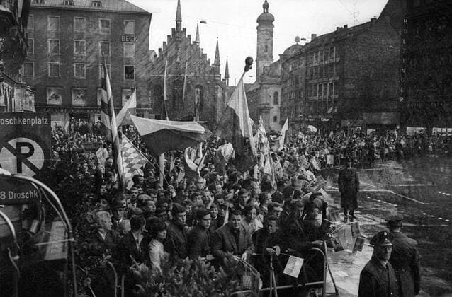 Fußball, TSV 1860 München, Deutscher Meister 1966 Zahlreiche Fans empfangen den TSV 1860 München nach dem Gewinn der deutschen Meisterschaft 1965 1966 Fußball 1. BL Herren Saison 1965 1966, TSV 1860 München, Deutscher Meister, Meisterschaft, Meisterfeier, Feier, Sieg Totale München