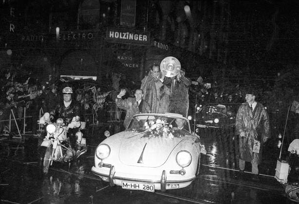 Fußball, TSV 1860 München, Deutscher Meister 1966 Autokorso TSV 1860 München nach dem Gewinn der deutschen Meisterschaft 1965 1966, im Cabrio Peter Grosser (li.) und Trainer Max Merkel mit der Meisterschale Fußball 1. BL Herren Saison 1965 1966, TSV 1860 München, Deutscher Meister, Meisterschaft, Meisterfeier, Feier, Sieg Totale München Freude,