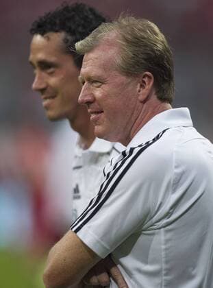 Trainer Steve McCLAREN (VfL) (Wolfsburg GER) mit WOB Co-Trainer Alfons HIGL, FC Bayern München (rot weiß) - VfL Wolfsburg (grün schwarz) o0 Mc CLAREN