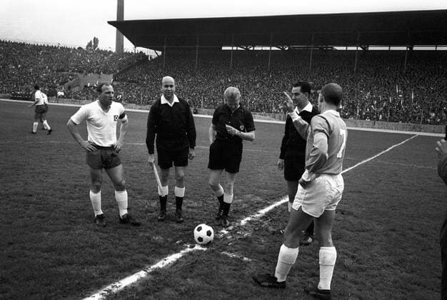 Seitenwahl - Schiedsrichter Berthold Schmidt (Mitte) und die Mannschaftskapitäne Uwe Seeler (HSV, li.) und Peter Grosser (1860, re.) Fußball 1. BL Herren Saison 1965 1966, TSV 1860 München - Hamburger SV 1:1, Hamburg, HSV Gruppe München