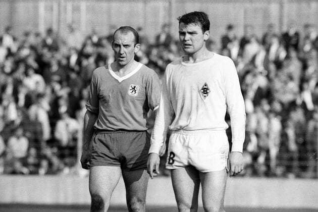 Peter Grosser (1860, li.) gegen Herbert Laumen (Gladbach) Fußball 1. BL Herren Saison 1966 1967, TSV 1860 München - Borussia Mönchengladbach 4:3, Gladbach Gruppe München