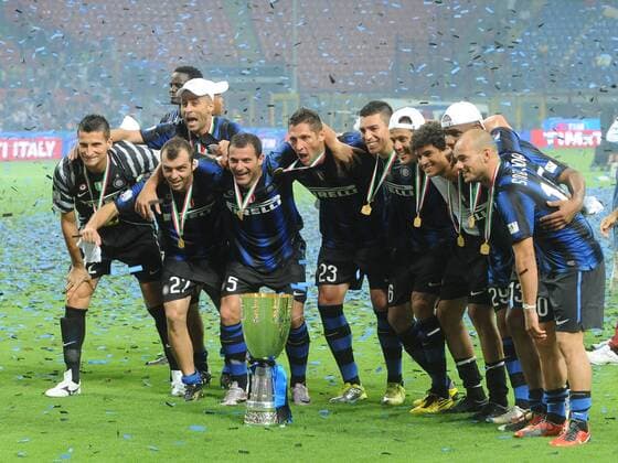 Inter Mailand ist Supercoppa Sieger 2010 - o0 Sieg, Sieger, Jubel, Freude, Siegerehrung, gold Medaille, Goldmedaille, Pokal, Trophäe,
