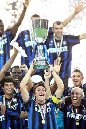 Javier Zanetti (Inter Mailand, vorn) - Supercoppa Sieger 2010 -  o0 Sieg, Sieger, Pokal, Trophäe, Jubel, Freude,