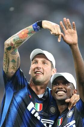 Marco Materazzi (L) und Samuel Etoo (Inter Mailand - Supercoppa Sieger 2010 -  o0 Sieg, Sieger, Jubel, Freude,