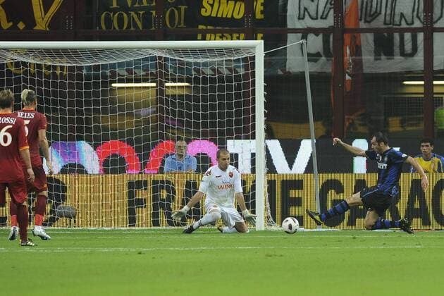 Inter Mailand (blau) vs. AS Rom (rot): Tor Goran Pandev (R) 