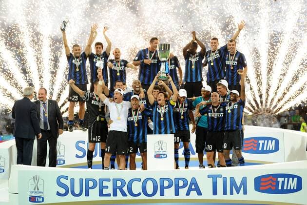 Inter Mailand (blau) vs. AS Rom (rot): Inter - Supercoppa Sieger 2010 -  o0 Siegerehrung, Totale, Pyro, Pyrotechnik, Feuerwerk, Jubel, Freude,