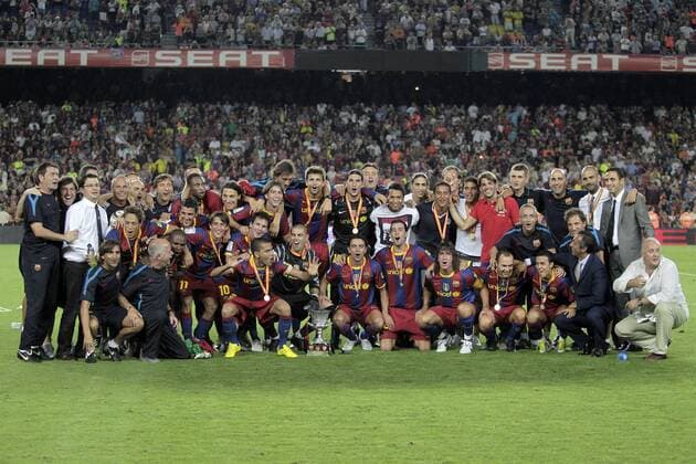 FC Barcelona s players celebrate the victory in the SuperCup of Spain Final match. August 21,2010, front r to l: x, x, Pedro Rodriguez, Andres Iniesta, Carles Puyol, Sergio Busquets, Xavi Hernandez, Victor Valdes, Daniel Alves, Lionel Messi, Bojan Krkic, David Villa, Eric Abidal, Adriano Correia; Back: x, Coach Josep Guardiola, x, x, x, Jonathan dos Santos, x, x, x, Jose Manuel Pinto, Gerard Pique, Maxwell Scherrer, Zlatan Ibrahimovic and Seydou Keita.  (44930) o0 Barca, Jubel, Freude, Supercopa, Pokal, Feier, Totale, Siegerfoto, krux, Pep, Dani