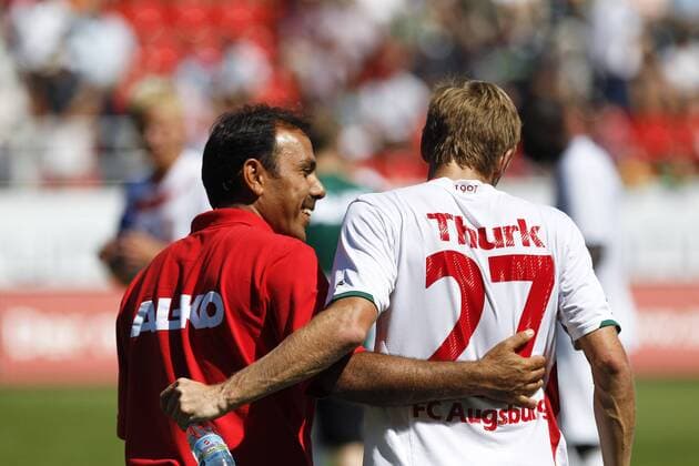 zwei, die sich verstehen, Jos LUHUKAY (Trainer FC Augsburg) und Michael THURK (FC Augsburg) 2. Fussball-Bundesliga FC Ingolstadt 07 - FC Augsburg, o0 Jubel, Freude, Harmonie,