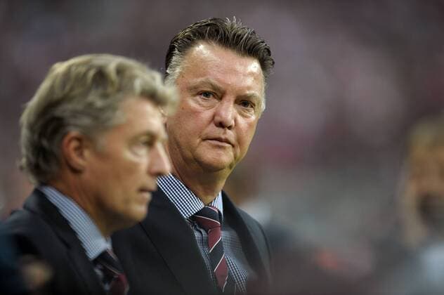 20.08.2010, Fussball 1.Bundesliga 2010 2011, 1.Spieltag, FC Bayern München - VfL Wolfsburg, in der Allianz-Arena München, v.l. Techniktrainer Jos van Dijk (München) und Trainer Louis van Gaal (München)
