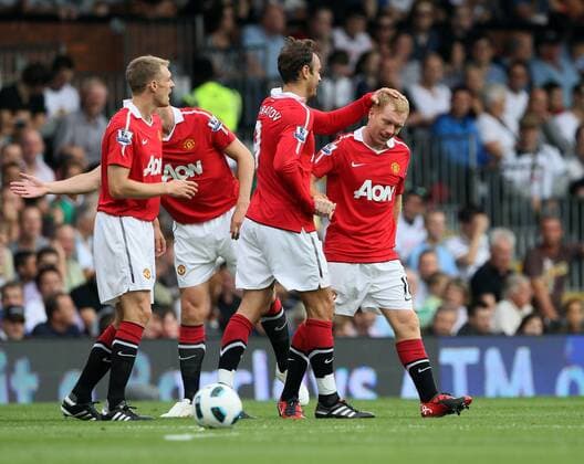 Manchester United s Paul Scholes (R) celebrates scoring his sides opening goal - Barclays Premier League Fulham FC (white) v Manchester United ManU (red) 22nd August, 2010 EDITORIAL USE ONLY. No use with unauthorised audio, video, data, fixture lists, club league logos or live services. Online in-match use limited to 120 images, no video emulation. No use in betting, games or single club league player publications.
