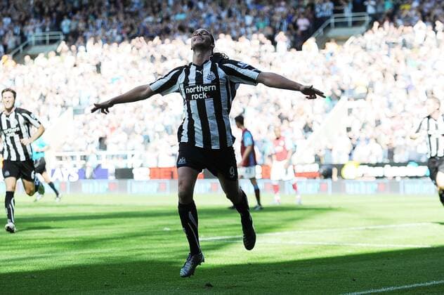 Football - Barclays Premier League - Newcastle United (black) vs. Aston Villa (red):Andrew Carroll (Newcastle United) makes it four at St James Park.  o0 Freude