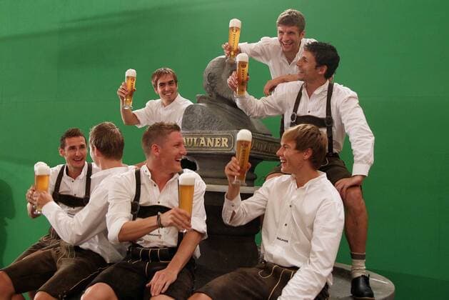 Paulaner Lederhosen Fotoshooting mit dem FC Bayern München - vorn v.li. Miroslav Klose, Toni Kroos, Bastian Schweinsteiger, Holger Badstuber, Hi. Philipp Lahm, Thomas Müller, Mark van Bommel --- 
