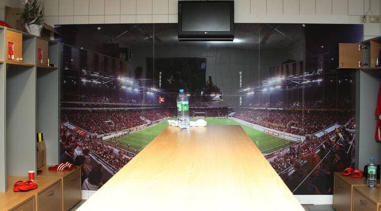 17.08.2010, Köln - 1. FC Köln - Plakat von der Heimspielstätte - Rheinenergie Stadion o0 Kabine Umkleide Umkleidekabine Transparent Objekte Totale
