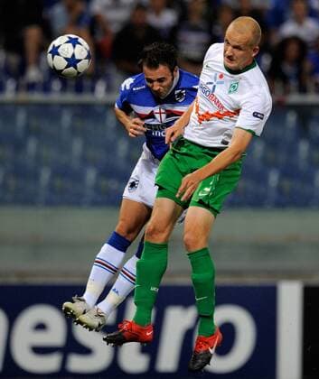 FUSSBALL CHAMPIONS LEAGUE SAISON 2010 2011 PLAY-OFFS Sampdoria Genua (blau) - SV Werder Bremen (weiß), am 24.08.2010 --- Giampaolo PAZZINI (li, Genua) erzielt das Tor zum 1:0. Petri PASANEN (re, Werder) ---  FUL99240810001