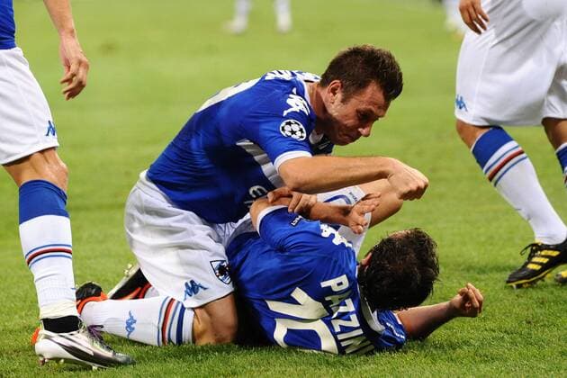Giampaolo Pazzini (unten) und Antonio Cassano (beide Sampdoria Genua) - Torjubel --- Sampdoria Genua (blau) vs SV Werder Bremen (weiß) Champions League 2010 2011 Play-offs 2nd leg Stadio Luigi Ferraris di Marassi, Genua  o0 Jubel Freude
