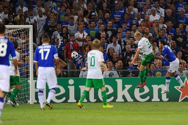 Tor - Giampaolo Pazzini (re., Sampdoria Genua) setzt sich gegen Petri Pasanen (Werder Bremen) durch und trifft zum 1:0 --- Sampdoria Genua (blau) vs SV Werder Bremen (weiß) Champions League 2010 2011 Play-offs 2nd leg Stadio Luigi Ferraris di Marassi, Genua  o0 Totale Zuschauer