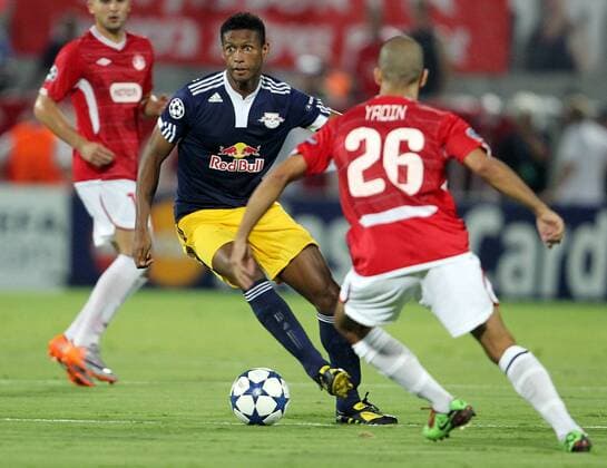 FUSSBALL - CL Play-Off, TEL AVIV,24.AUG.10 - FUSSBALL - UEFA Champions League, Play-Off, Hapoel Tel Aviv (rot) vs Red Bull Salzburg (dunkelblau). Bild zeigt David Mendes da Silva (RBS) und Avihay Yadin (Tel Aviv). 